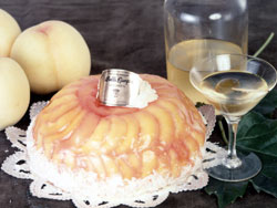 阿部白桃の桃ケーキ「ボンブオペッシュ」【ポワブリエール】