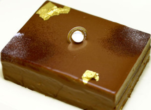 男性にオススメ！7層の本格チョコケーキ「カフェ・リッチ」【サロン・ドゥ・シェフ　タケエ】